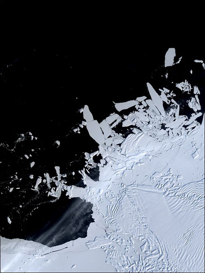 Citra Landsat 8 menunjukkan bagian depan Gletser Thwaites, Antartika Barat, dan gunung es serta es laut lepas pantai yang sangat cekung.