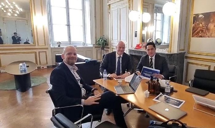 Ketua Umum PSSI, Erick Thohir, saat bertemu dengan Presiden FIFA, Gianni Infantino, untuk menyampaikan peta biru sepak bola Indonesia.