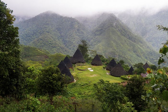 Masuk ke dalam Destinasi Super Prioritas, Labuan Bajo begitu istimewa. Inilah gerbang utama menuju Pulau Komodo, yang merupakan situs warisan dunia UNESCO serta salah satu dari tujuh keajaiban dunia versi New 7 Wonders of Nature. Tradisi masyarakat setempat juga mampu memikat hati dunia, seperti Kam