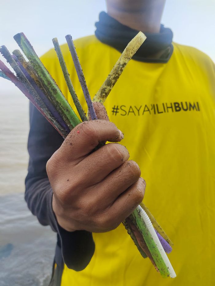 Kegiatan Beach Clean Up di Pantai Tanjung Pasir, Tangerang, ini berhasil mengumpulkan sampah seberat 404 kilogram.