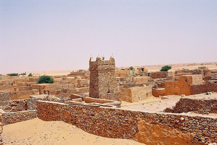 Kota Chinguetti berada di pelosok Mauritania. Dulunya, kota inilah yang menjadi pusat perdagangan suku Sanhaja dan jejak kejayaan peradaban Islam.