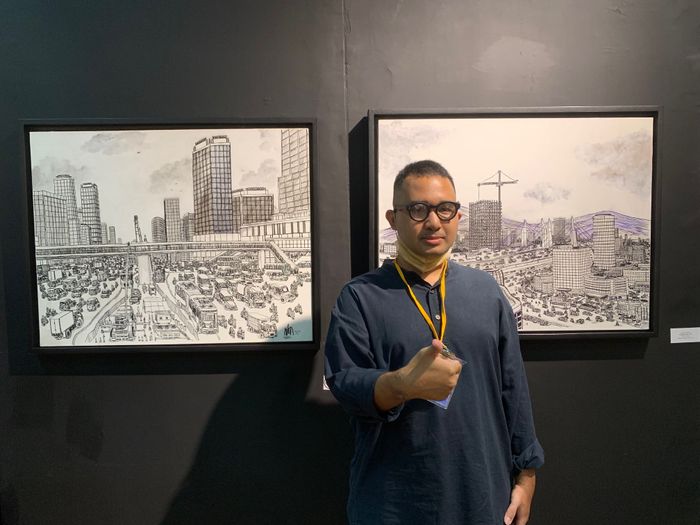 Andra Naladira dengan lukisan Lalu Lintas Thamrin (depan Sarinah) dan Suasana Kota.