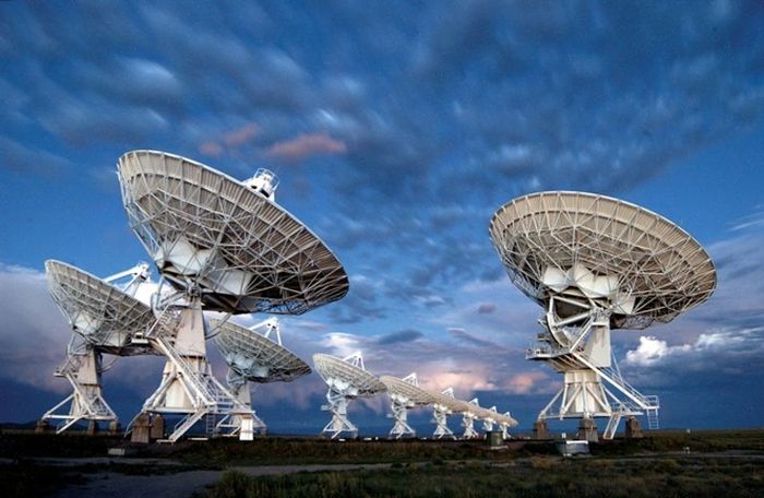Teleskop radio Karl G. Jansky Very Large Array dalam konfigurasinya yang paling ringkas.