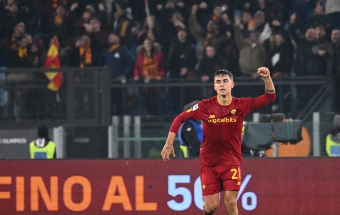 Paulo Dybala saat merayakan gol AS Roma. Dybala diperkirakan hanya bisa tampil sebentar di final Liga Europa melawan Sevilla (31/5/2023).