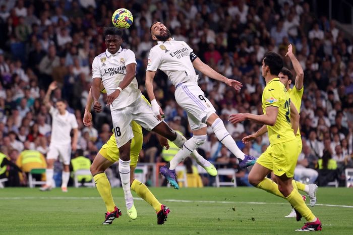 Pemain belakang Real Madrid,Aurelien Tchouameni (Kiri) dan penyerang Real Madrid, Karim Benzema, melompat saat pertandingan sepak bola Liga Spanyol 2022-2023 antara Real Madrid CF dan Villarreal CF di stadion Santiago Bernabeu di Madrid pada 8 April 2023