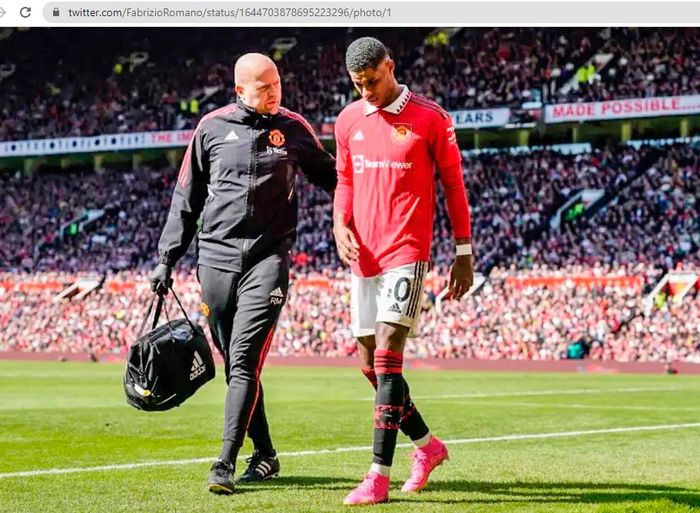 Marcus Rashford mengalami cedera pangkal paha saat membela Manchester United dalam laga melawan Everton di Liga Inggris 2022-2023, Sabtu (8/4/2023).