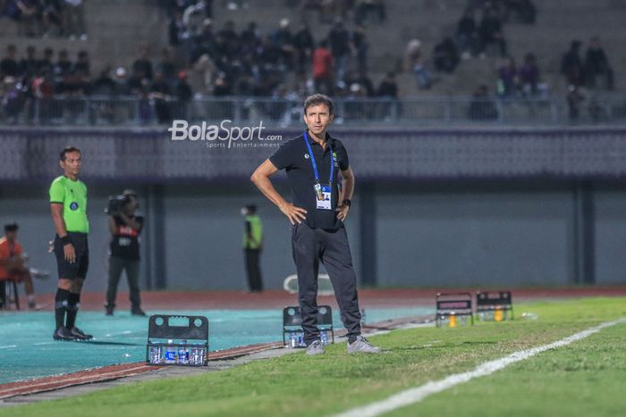 Pelatih Persib Bandung, Luis Milla, sedang memantau para pemainnya bertanding dalam laga pekan ke-33 Liga 1 2022 di Stadion Indomilk Arena, Tangerang, Banten, Minggu (9/4/2023) malam.