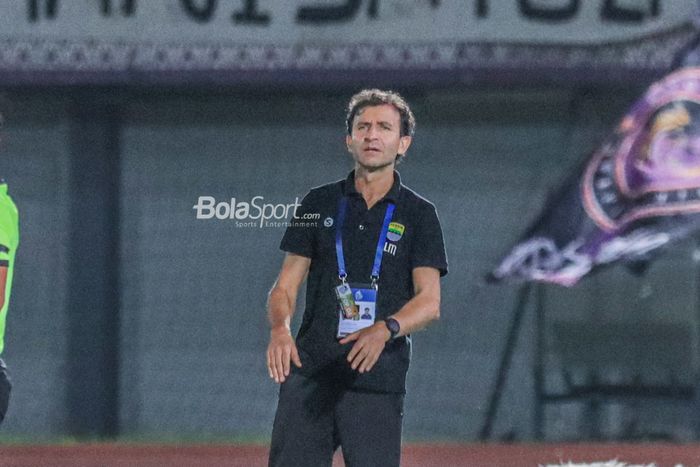 Pelatih Persib Bandung, Luis Milla, sedang memantau para pemainnya bertanding dalam laga pekan ke-33 Liga 1 2022 di Stadion Indomilk Arena, Tangerang, Banten, Minggu (9/4/2023) malam.