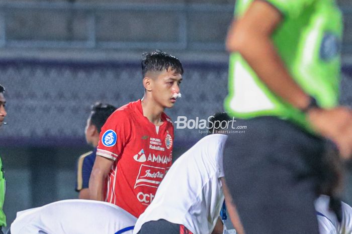 Pemain Persija Jakarta, Dony Tri Pamungkas, mendapatkan perawatan medis setelah diterjang lawan dalam laga pekan ke-33 Liga 1 2022 di Stadion Indomilk Arena, Tangerang Banten, Senin (10/4/2023) malam.