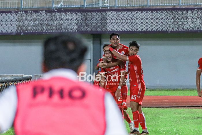 Hansamu Yama Pranata sedang melakukan selebrasi dengan pemain Persija Jakarta seusai mencetak gol dalam laga pekan ke-33 Liga 1 2022 di Stadion Indomilk Arena, Tangerang Banten, Senin (10/4/2023) malam.