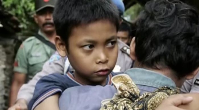 Ponari dari Jombang, Jawa Timur. Ia sempat menghebohkan publik dengan kemampuan batunya yang bisa memberikan pengobatan alternatif, tahun 2009