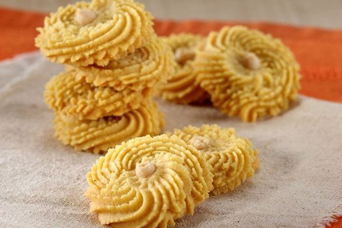 Ilustrasi kue semprit kacang