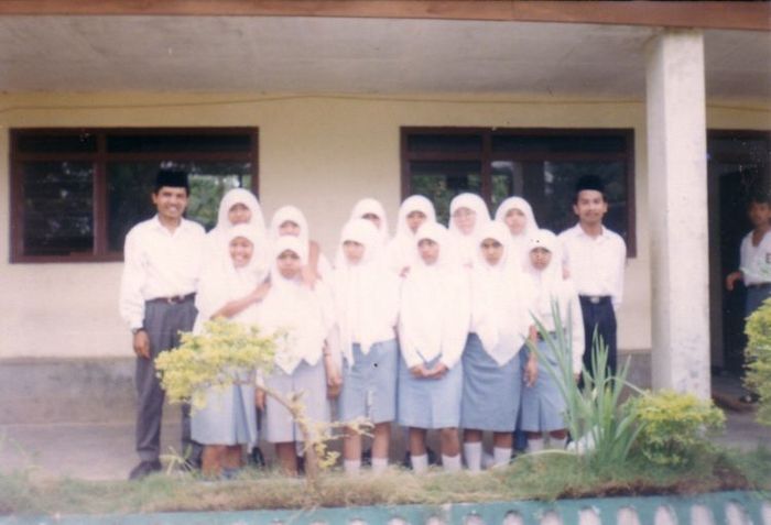 Gaya hijab sekitar tahun 1980-an yang masih sangat sederhana.