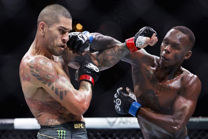 Alex Pereira dan Israel Adesanya beradu serangan saat pertarungan gelar kelas menengah pada UFC 287 di Kaseya Center, Miami, Florida, 8 April 2023.