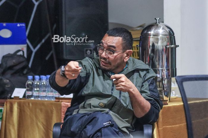 Anggota Komite Eksekutif (Exco) PSSI, Arya Sinulingga, sedang memberikan keterangan kepada awak media di GBK Arena, Senayan, Jakarta, Selasa (11/4/2023) malam.