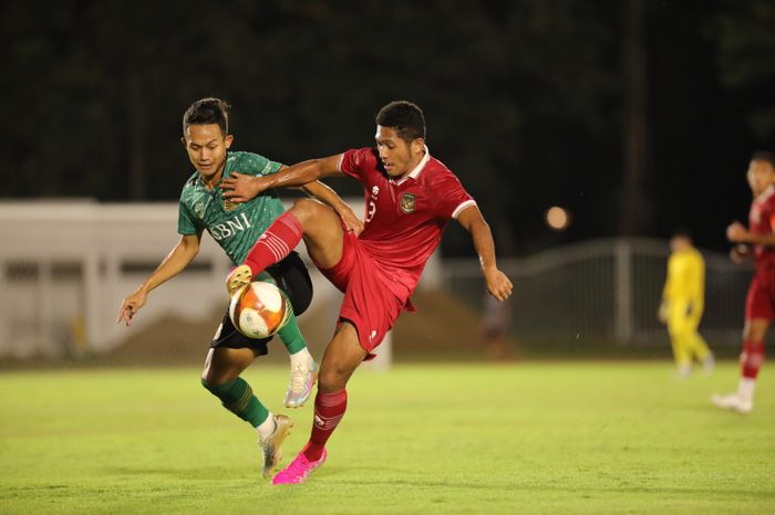 Bek timnas Indonesia, Fajar Faturachman sedang berduel dengan bek Bhayangkara FC, Sani Rizki.