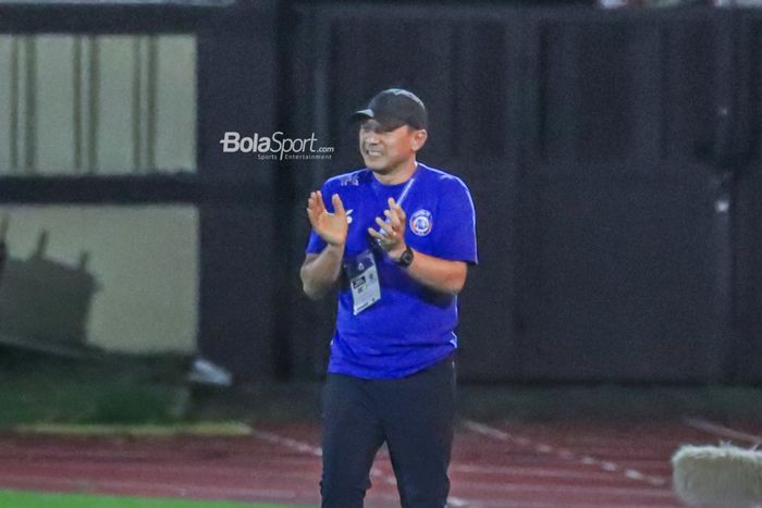 Pelatih Arema FC, Joko Susilo, sedang memberikan semangat kepada para pemainnya yang sedang bertanding dalam laga tunda pekan ke-28 Liga 1 2022 di Stadion PTIK, Blok M, Jakarta, Selasa (11/4/2023) malam.