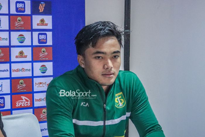 Kiper Persebaya Surabaya, Ernando Ari Sutaryadi, saat menghadiri sesi jumpa pers setelah laga tunda pekan ke-28 Liga 1 2022 di Stadion PTIK, Blok M, Jakarta, Selasa (11/4/2023) malam.