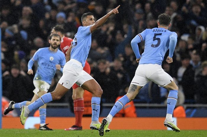 Gelandang Manchester City, Rodri, merayakan gol ke gawang Bayern Muenchen dalam laga leg pertama perempat final Liga Champions di Stadion Etihad, Selasa (11/4/2023).