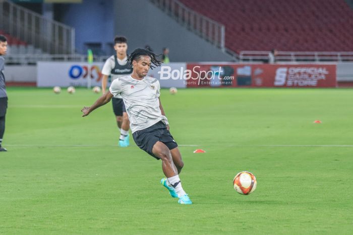 Penyerang timnas U-22 Indonesia, Ronaldo Kwateh, sedang menguasai bola dalam sesi latihan di Stadion Utama Gelora Bung Karno, Senayan, Jakarta, Kamis (13/4/2023) malam.