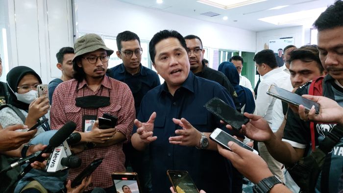 Ketua Umum PSSI, Erick Thohir saat memberi keterangan kepada awak media terkait timnas Indonesia di Gedung Kemenpora BUMN, Jakarta Pusat, Kamis (13/4/2023).