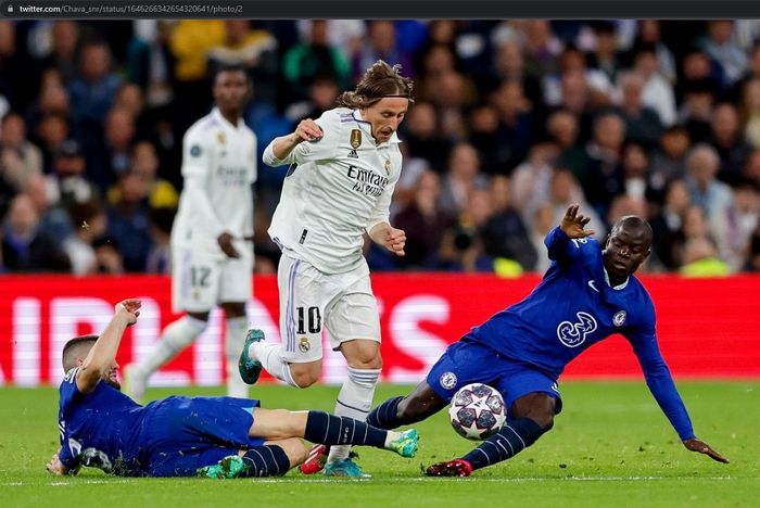 Gelandang Real Madrid, Luka Modric, saat berduel dengan dua pemain Chelsea, Mateo Kovacic dan N'Golo Kante, di leg pertama perempat final Liga Champions 2022-2023 di Estadio Santiago Bernabeu, Rabu (12/4/2023).