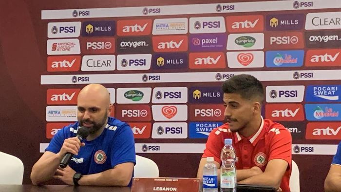 Pelatih timnas U-22 Lebanon Miguel Moreira didampingi pemain, Mohammad Haidar dalam sesi jumpa pers jelang lawan timnas U-22 Indonesia, Kamis (13/4/2023)