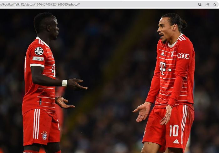 Dua winger Bayern Muenchen, Sadio Mane (kiri) dan Leroy Sane (kanan), terlibat cekcok di dalam lapangan.