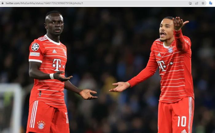 Dua winger Bayern Muenchen, Sadio Mane (kiri) dan Leroy Sane (kanan), saat terlibat cekcok di atas lapangan saat melawan Manchester City di Liga Champions 2022-2023.