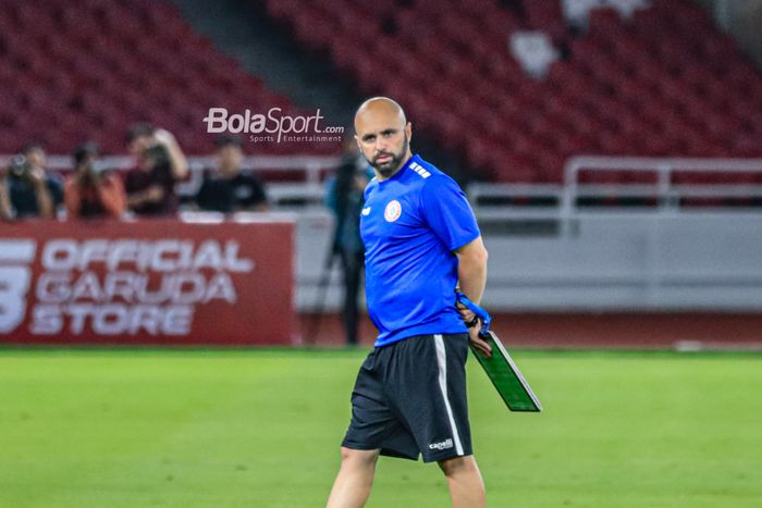 Pelatih timnas U-22 Lebanon, Miguel Moreira, sedang memantau para pemainnya berlatih di Stadion Utama Gelora Bung Karno, Senayan, Jakarta, Kamis (13/4/2023) malam.