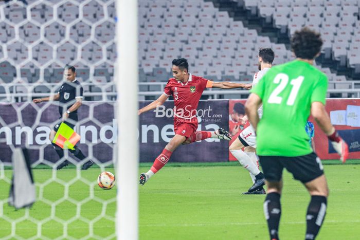 Bek timnas U-22 Indonesia, Rizky Ridho, sedang menguasai bola saat bertanding dalam laga uji coba di Stadion Utama Gelora Bung Karno, Senayan, Jakarta, Jumat (14/4/2023) malam.