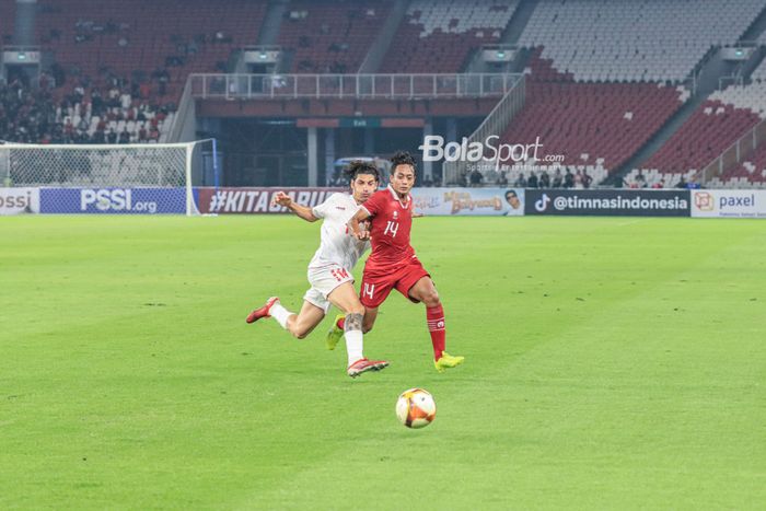 Pemain timnas U-22 Indonesia, Mohammad Haykal Alhafiz (kanan), sedang berebut bola dengan pilar timnas U-22 Lebanon bernama Mohamed Mahdi Sabbah (kiri) dalam laga uji coba di Stadion Utama Gelora Bung Karno, Senayan, Jakarta, Jumat (14/4/2023) malam.