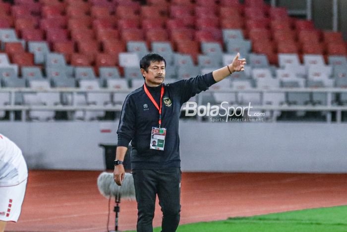 Pelatih timnas U-22 Indonesia, Indra Sjafri, sedang memberikan intruksi kepada para pemainnya bertanding di Stadion Utama Gelora Bung Karno, Senayan, Jakarta, Jumat (14/4/2023) malam.