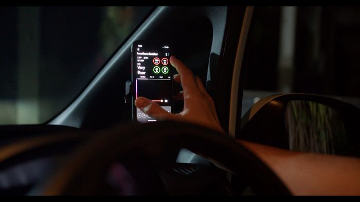 Bima Aryo memantau kualitas udara pada mobil melalui App Dyson Air Quality.