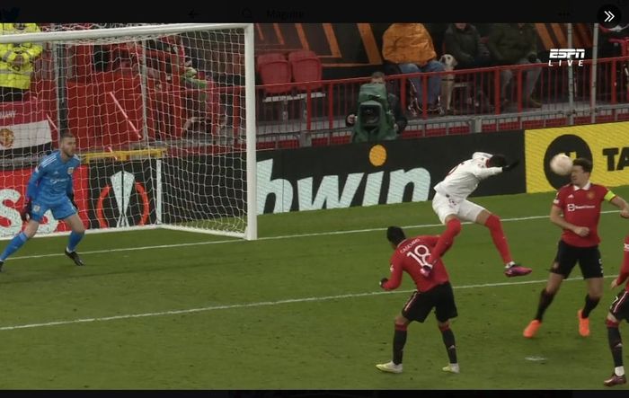 Momen bunuh diri Harry Maguire dalam duel Manchester United vs Sevilla di perempat final Liga Europa (13/4/2023).