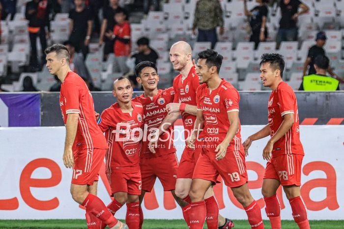 Penyerang asing Persija Jakarta, Michael Krmencik (tengah), sedang melakukan selebrasi seusai mencetak gol dalam laga pekan ke-34 Liga 1 2022 di Stadion Utama Gelora Bung Karno, Senayan, Jakarta, Sabtu (15/4/2023) malam.