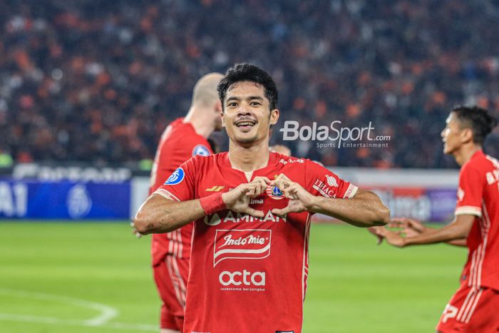 Striker Persija Jakarta, Aji Kusuma (tengah), sedang melakukan selebrasi seusai mencetak gol dalam laga pekan ke-34 Liga 1 2022 di Stadion Utama Gelora Bung Karno, Senayan, Jakarta, Sabtu (15/4/2023) malam.