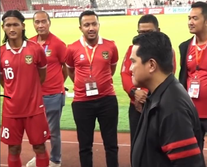 Ketua Umum PSSI, Erick Thohir saat memberi wejangan ke para pemain timnas U-22 Indonesia seusai dikalahkan Lebanon di Stadion Utama Gelora Bung Karno (SUGBK), Senayan, Jakarta, Jumat (14/4/2023).