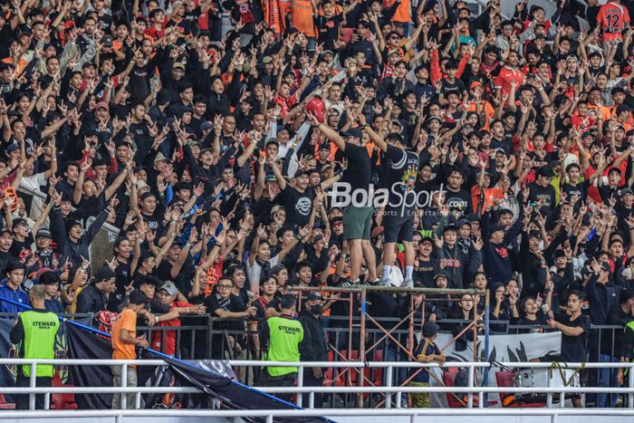 Dukungan militan suporter Persija Jakarta, The Jak Mania pada laga penutup Liga 1 musim 2022-2023 lawan PSS Sleman di Stadion Gelora Bung Karno, Jakarta, Sabtu (15/4/2023)