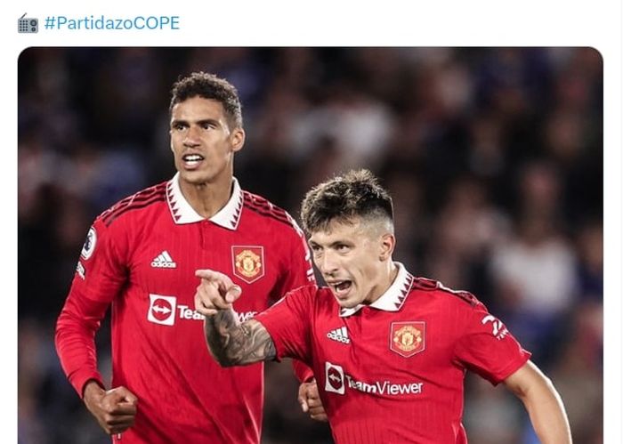 Lisandro Martinez (kanan) absen membela Manchester United sampai akhir musim ini, sedangkan Raphael Varane menepi beberapa pekan.