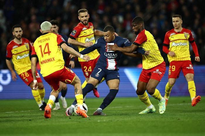 Kylian Mbappe saat beraksi melawan Lens pada pekan ke-31 Liga Prancis 2022-2023, Minggu (16/4/2023) dini hari WIB. Mbappe ingin bertahan di PSG di tengah rumor transfer ke Real Madrid.