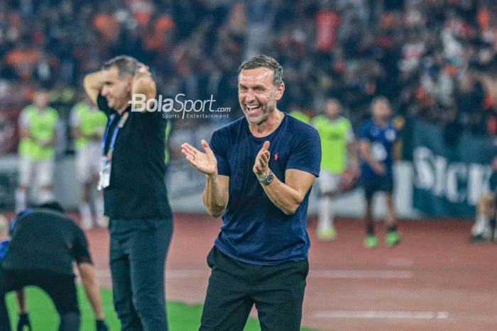 Pelatih Persija Jakarta, Thomas Doll, tersenyum dan memberikan semangat kepada para pemainnya lewat tepuk tangan dalam laga pekan ke-34 Liga 1 2022 di Stadion Utama Gelora Bung Karno, Senayan, Jakarta, Sabtu (15/4/2023) malam.