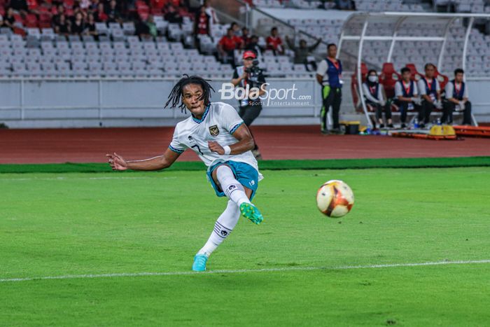 Striker timnas U-22 Indonesia, Ronaldo Kwateh, sedang menendang bola saat bertanding di Stadion Utama Gelora Bung Karno, Senayan, Jakarta, Minggu (16/4/2023) malam.