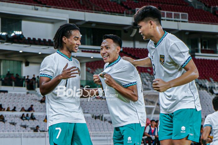 Pemain timnas U-22 Indonesia, Beckham Putra Nugraha (tengah), sedang melakukan selebrasi seusai mencetak gol saat bertanding di Stadion Utama Gelora Bung Karno, Senayan, Jakarta, Minggu (16/4/2023) malam.