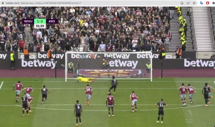 Winger Arsenal, Bukayo Saka, gagal mencetak penalti ke gawang West Ham United dalam matchday 31 Liga Inggris 2022-2023 di London Stadium, Minggu (16/4/2023).