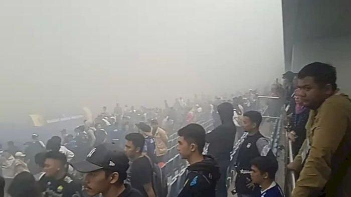 Laga Persib Bandung vs Persikabo 1973 di akhir dengan penyalaan flare dari bobotoh di Stadion GBLA, Sabtu (16/4/2023).