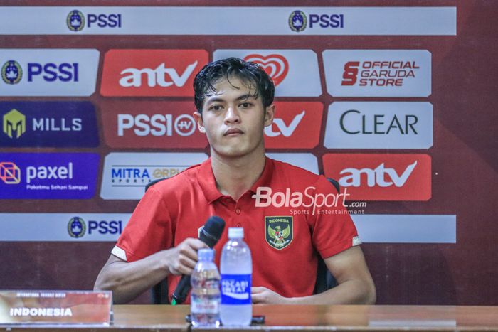 Bek timnas U-22 Indonesia, Alfeandra Dewangga, sedang memberikan keterangan kepada awak media pada sesi jumpa pers di Stadion Utama Gelora Bung Karno, Senayan, Jakarta, Minggu (16/4/2023) malam.