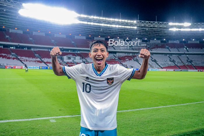 Gelandang timnas U-22 Indonesia, Beckham Putra Nugraha, melakukan selebrasi seusai membawa kemenangan saat bertanding di Stadion Utama Gelora Bung Karno, Senayan, Jakarta, Minggu (16/4/2023) malam.