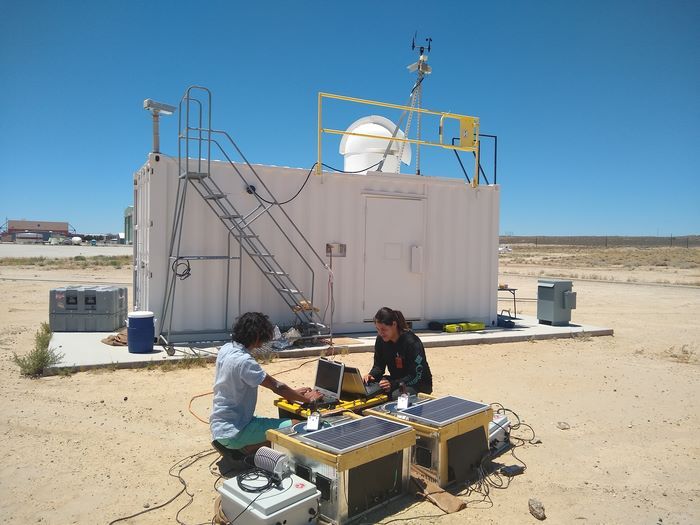 Para peneliti dari UC Riverside dan Laboratorium Nasional Los Alamos mengukur emisi api dari jarak yang aman.