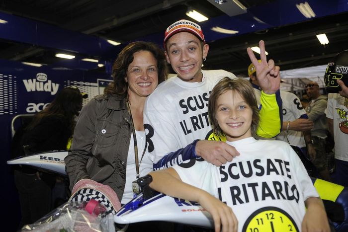 Valentino Rossi (tengah) merayakan gelar juara dunia kedelapan pada MotoGP musim 2008 bersama ibunya, Stefania Palma (kiri), dan adiknya, Luca Marini (kanan).